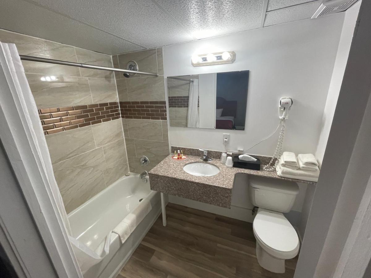 Super 8 By Wyndham Pembroke Ξενοδοχείο Εξωτερικό φωτογραφία