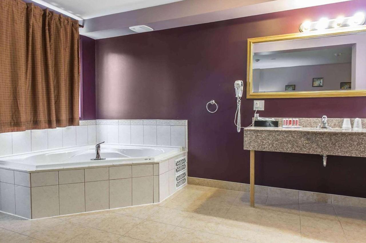 Super 8 By Wyndham Pembroke Ξενοδοχείο Εξωτερικό φωτογραφία