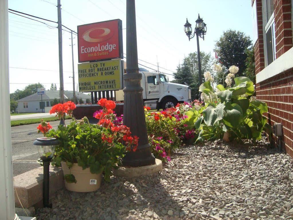 Super 8 By Wyndham Pembroke Ξενοδοχείο Εξωτερικό φωτογραφία
