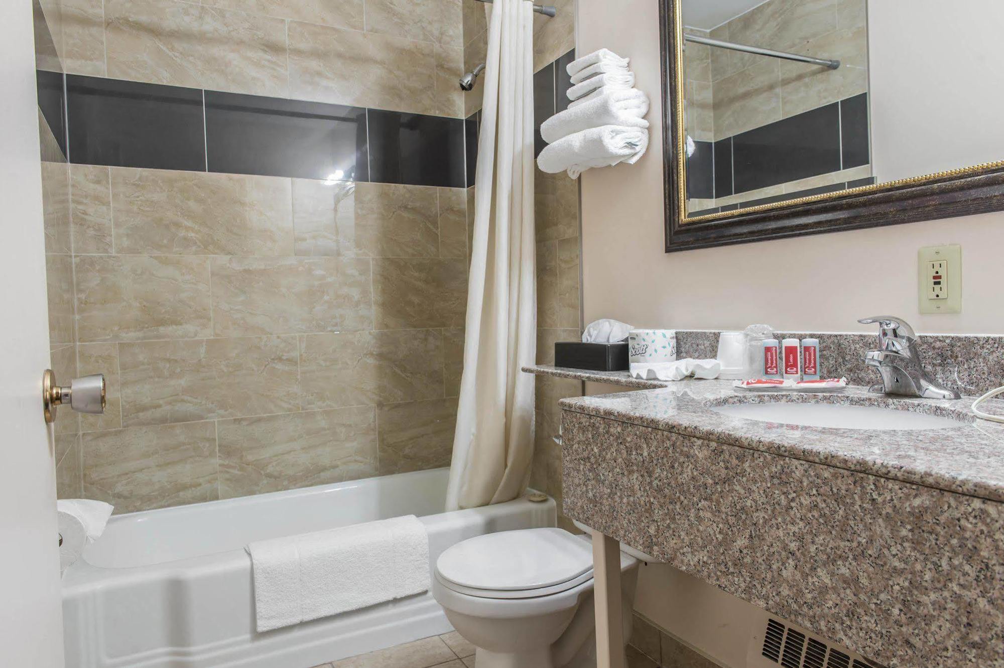 Super 8 By Wyndham Pembroke Ξενοδοχείο Εξωτερικό φωτογραφία
